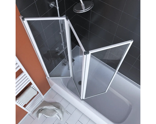 Koupelna s vanou a sprchovou zástěnou