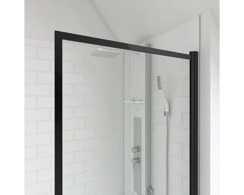 Detailní pohled na sprchový kout s černým rámem a sprchovým panelem