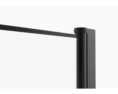 Detail sprchového koutu s černým rámem a stabilizační tyčí