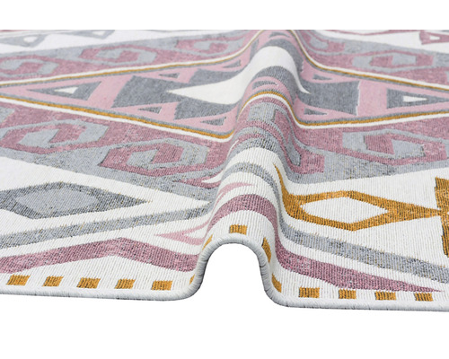 Vzorovaný koberec s geometrickými tvary