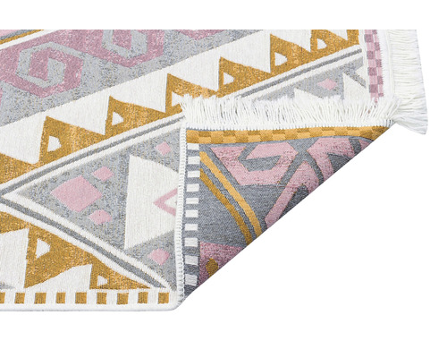 Koberec s geometrickými vzory a třásněmi