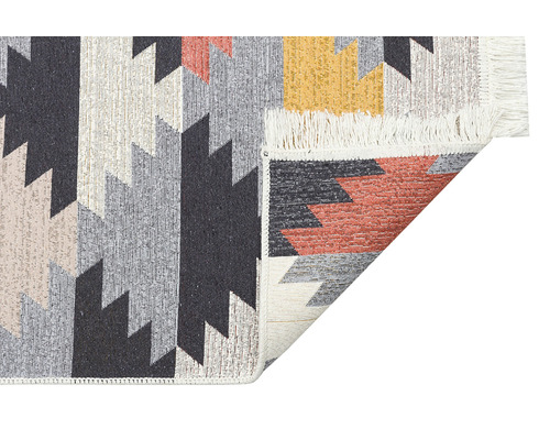 Koberec s grafickým vzorem a třásněmi