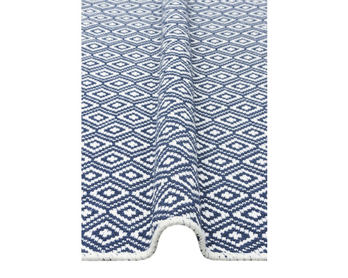 Koberec s geometrickým kosočtvercovým vzorem