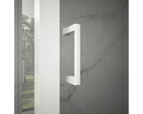 Sprchový kout s madlem a mramorovou stěnou