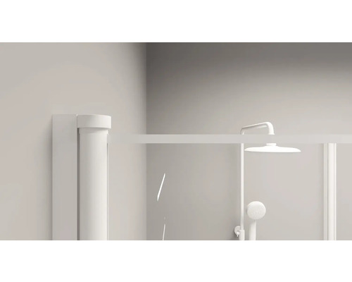 Detailní pohled na sprchový kout s dešťovou sprchou a ruční sprchou