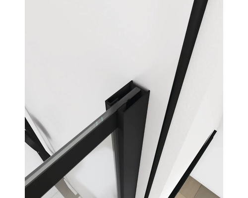 Detail sprchového koutu s černým rámem a čirým sklem