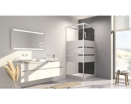 Koupelna s umyvadlem, zrcadlem a sprchovým koutem pro světlé a organizované prostředí.