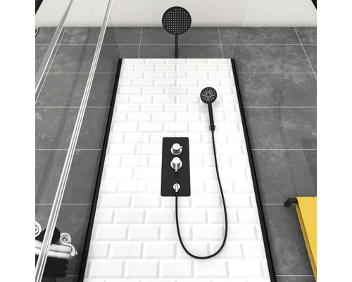 Moderní sprcha s horní sprchou, ruční sprchou a termostatickou baterií před bílými obkladačkami metra