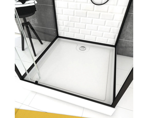 Čtvercová sprchová vanička s černým rámem v koupelně