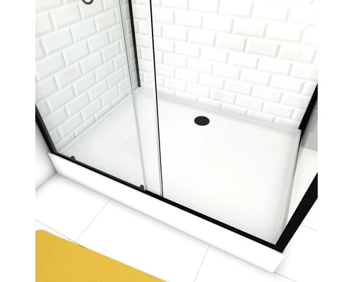 Sprchový kout se sprchovou vaničkou a obkladem metra na zdi