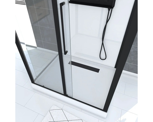 Rohová sprcha s černým rámem, skleněnou stěnou a bílou sprchovou vaničkou.