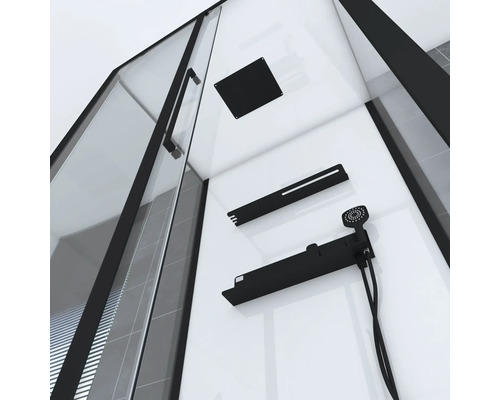 Interiér sprchy s černou sprchovou hlavicí, sprchovou policí a stropní sprchou