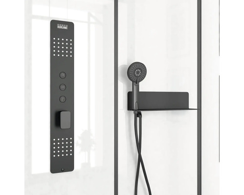 Sprchový panel s ruční sprchou v koupelně