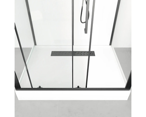 Sprchový kout v úrovni podlahy s odtokovým žlabem a černým rámem