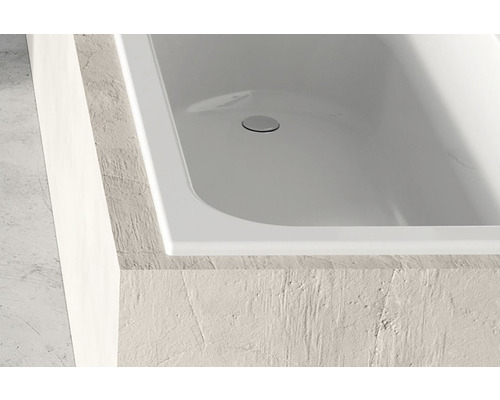 Detail vestavěné vany s odtokem