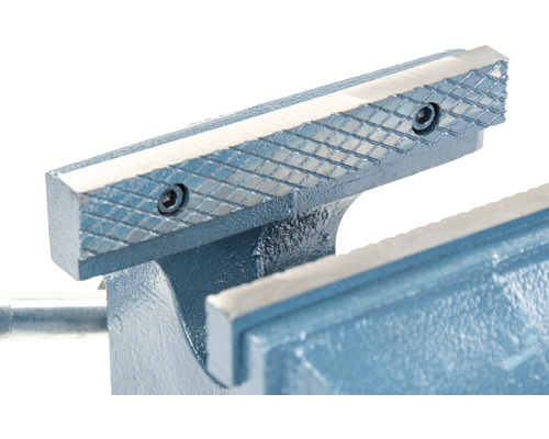 Detailní záběr svěráku s vroubkovanými čelistmi