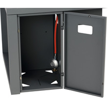 Skříňka na plynové lahve s otevřenými dvířky a regulátorem tlaku plynu