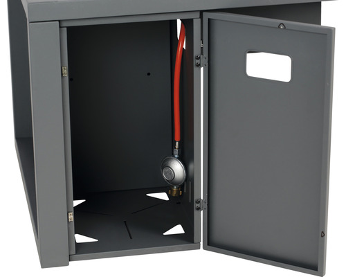 Skříňka na plynové lahve s otevřenými dvířky a regulátorem tlaku plynu