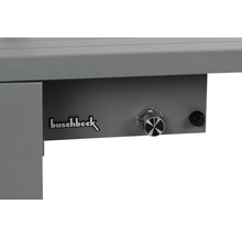 Detailní pohled na gril Buschbeck s ovládacím panelem, otočným knoflíkem a logem