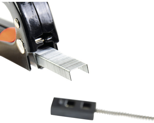 Detail sešívačky se sponkami a upevňovacím materiálem