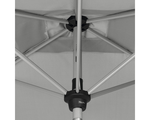 Pohled zespodu na otevřený slunečník s rámem