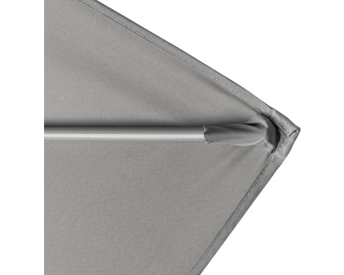 Detailní pohled na slunečník s rámem a látkovým potahem.