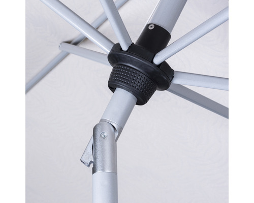 Detailní pohled na spodní stranu slunečníku s rámem a mechanismem