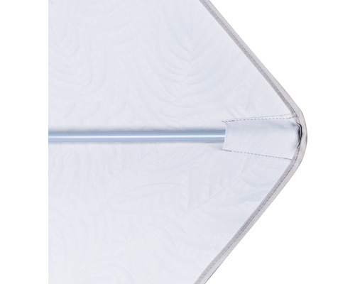 Detail slunečníku s kovovou tyčí