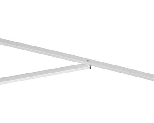 Detail bílých kovových profilů s otvorem pro šroub