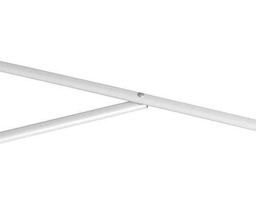 Detailní pohled na bílé kovové tyče se spojovacím prvkem