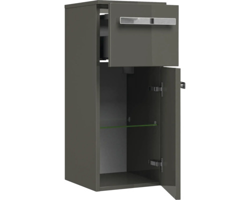 Vysoká skříňka se dvěma otevřenými dvířky do koupelny