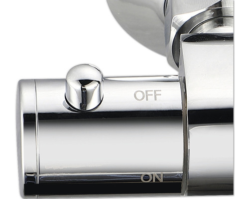 Detailní pohled na chromovanou vodovodní baterii s označením ''ON'' a ''OFF''.