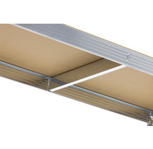 Detailní záběr regálu s kovovými rámy a deskou