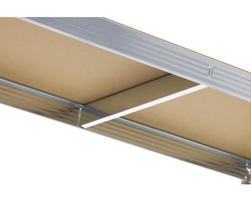 Detailní záběr regálu s kovovými rámy a deskou