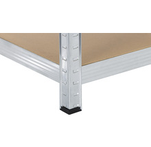 Detailní pohled na skladovací regál s kovovým rámem a policemi