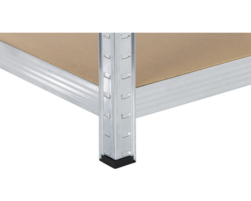 Detailní pohled na skladovací regál s kovovým rámem a policemi