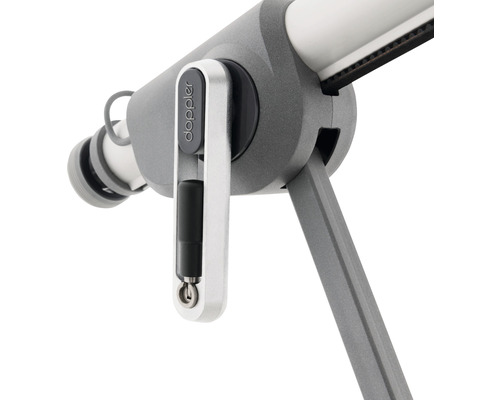 Detailní pohled na stojan slunečníku s logem Doppler.