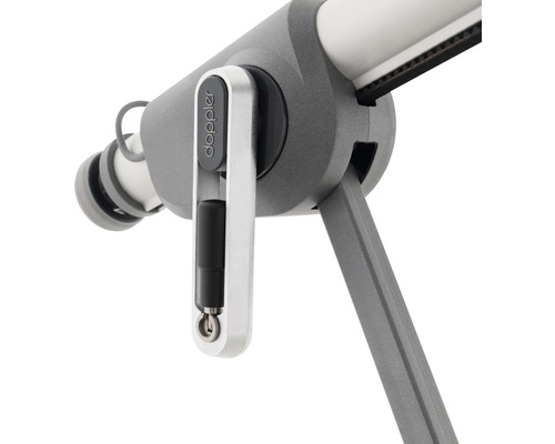 Detailní záběr stojanu slunečníku značky Doppler