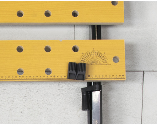 Detailní pohled na pracovní stůl se svěracími čelistmi