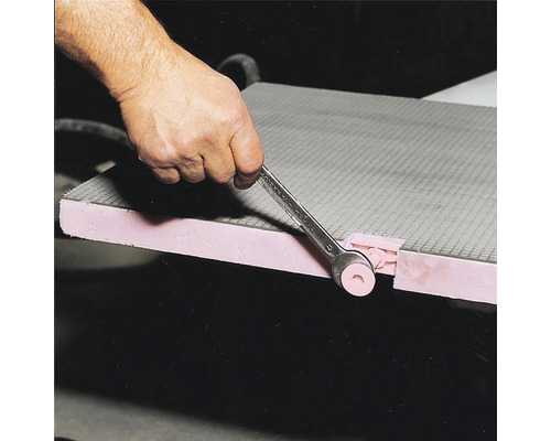 Montáž stavební desky pomocí klíče