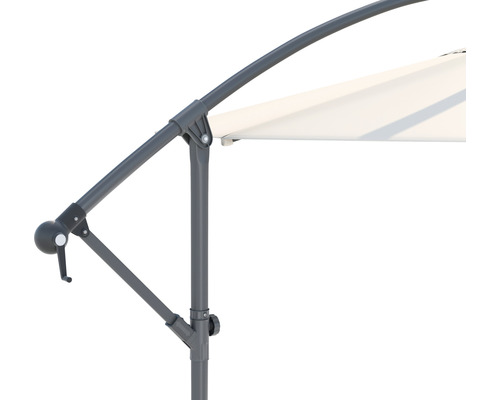 Detail slunečníku s klikovým mechanismem a šedým rámem