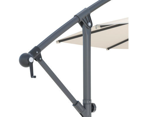 Detailní pohled na slunečník s kovovým rámem