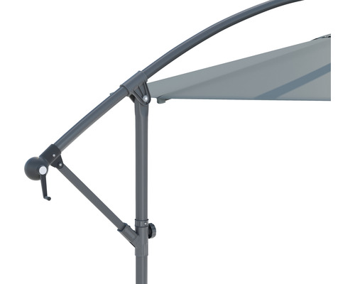 Detailní pohled na slunečník s rámem a stříškou