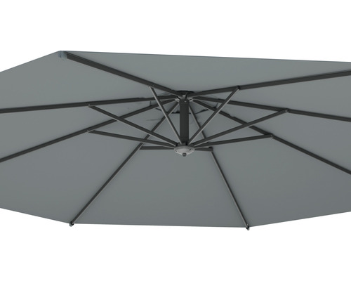 Pohled zespodu na šedý zahradní slunečník s ocelovým rámem