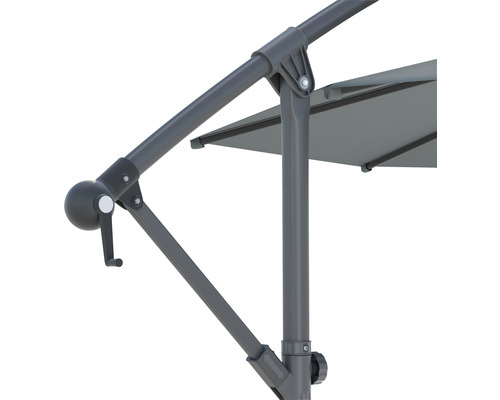 Detailní pohled na slunečník s klikovým mechanismem pro snadné ovládání