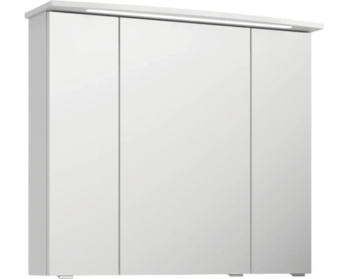 Bílá zrcadlová skříňka se třemi dvířky a integrovaným osvětlením.