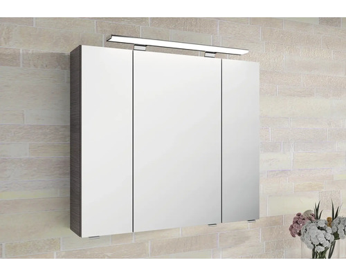 Zrcadlová skříňka se třemi dvířky a osvětlením v koupelně