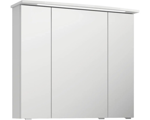 Bílá zrcadlová skříňka se třemi dvířky a integrovaným osvětlením do koupelny
