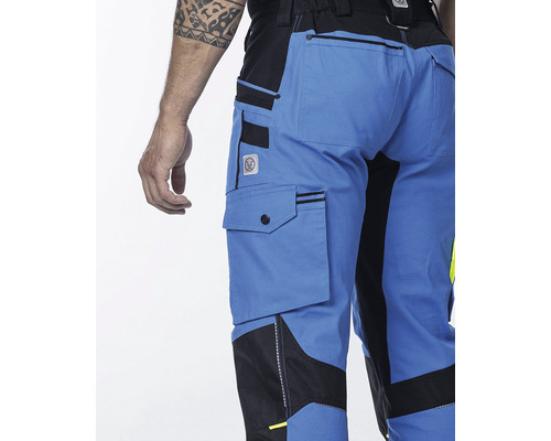 Modré pracovní kalhoty s kapsami a černými detaily