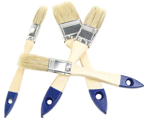 Několik štětců na lak s dřevěnou rukojetí